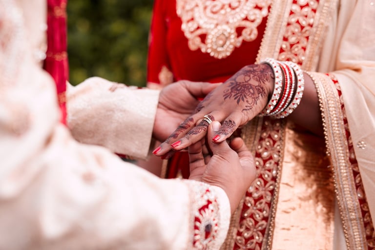 Traditional Indian wedding film Tanzania — Closeup of groom slipping ring on bride's finger during Hindu wedding ceremony, cinematic videography Dar es Salaam