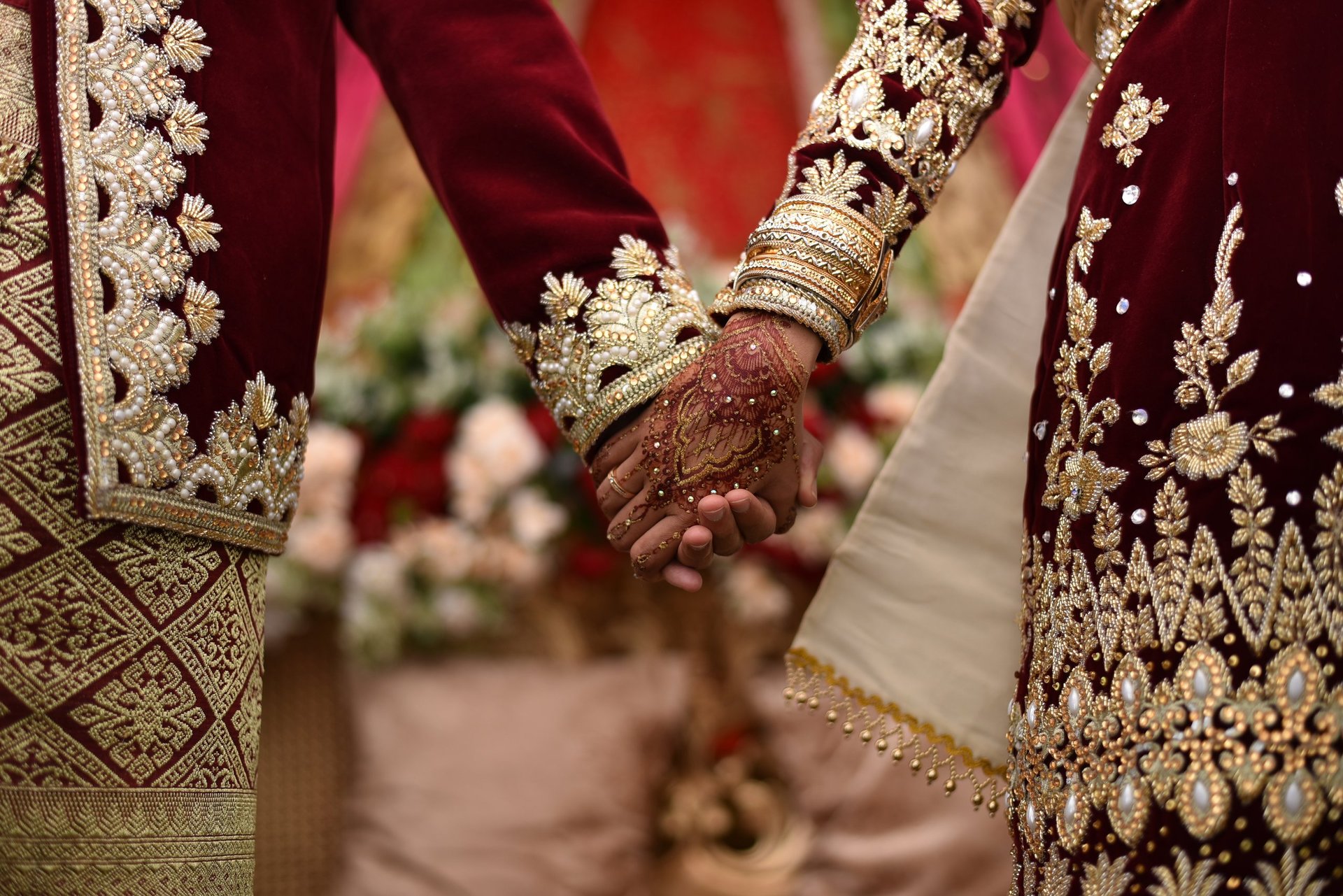 Wedding with beautiful customs and traditions with elegant red dress — Sikh wedding photographer Tanzania